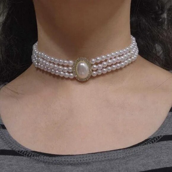 ✨✨ Elegant Triple-Strand Pearl Choker with Opalescent Centerpiece✨ - Picture 3 of 9